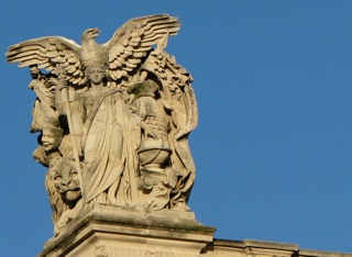 Statue illustrant Napoléon Ier toit de l'angle Nord du Pavillon Sully et des Tuileries