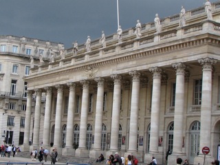 fig. 3 Bordeaux la façade du Grand-Théatre. Uranie est l'avant dernière à gauche (Cliché D. Colas)